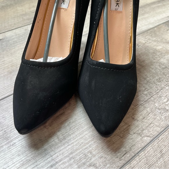 New women’s black velvet pumps size 6 - Picture 4 of 5